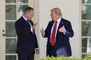 Fotografía del presidente de Polonia, Karol Nawrock, junto al mandatario de Estados Unidos, Donald Trump. EFE/Yuri Gripas