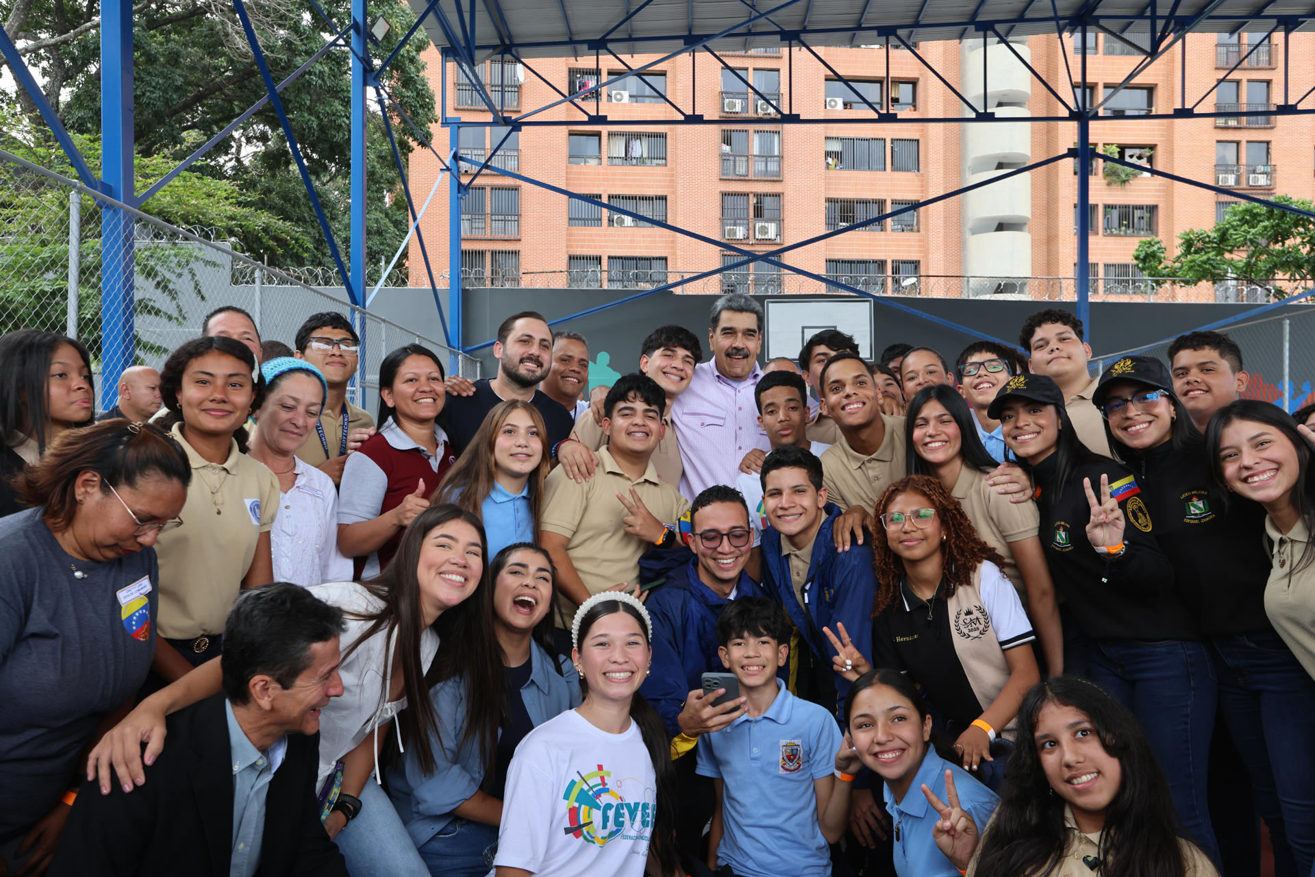 Fotografía cedida por Prensa del Palacio de Miraflores del presidente de Venezuela, Nicolás Maduro, posando con algunos jóvenes en un acto de inicio del periodo Escolar 2025-2026 este lunes, en Caracas (Venezuela). EFE/ Zurimar Campos / Palacio Miraflores /