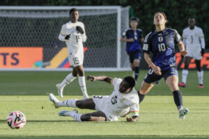 Fotografía de Carlos Ortega, en la que puede verse en una imagen de archivo del 5 de septiembre de 2024 a la ghanesa Comfort Yeboah (i) disputando un balón con la japonesa Manaka Matsukubo (d) durante un partido con su selección. EFE