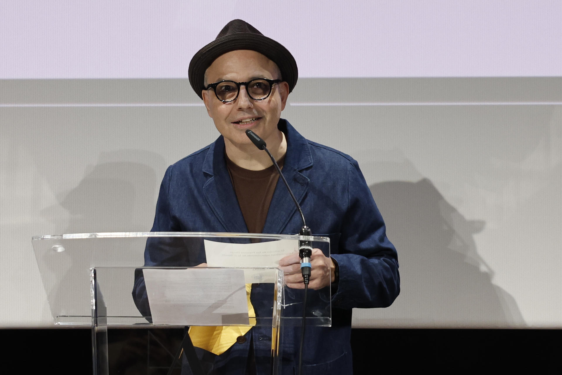 El director de cine Pablo Berger anuncia que la película 'Sirat', de Óliver Laxe, ha sido la elegida para optar a ser nominada al Óscar a mejor película internacional en la próxima edición de los Premios, este miércoles en la Academia de Cine. EFE/ Sergio Perez