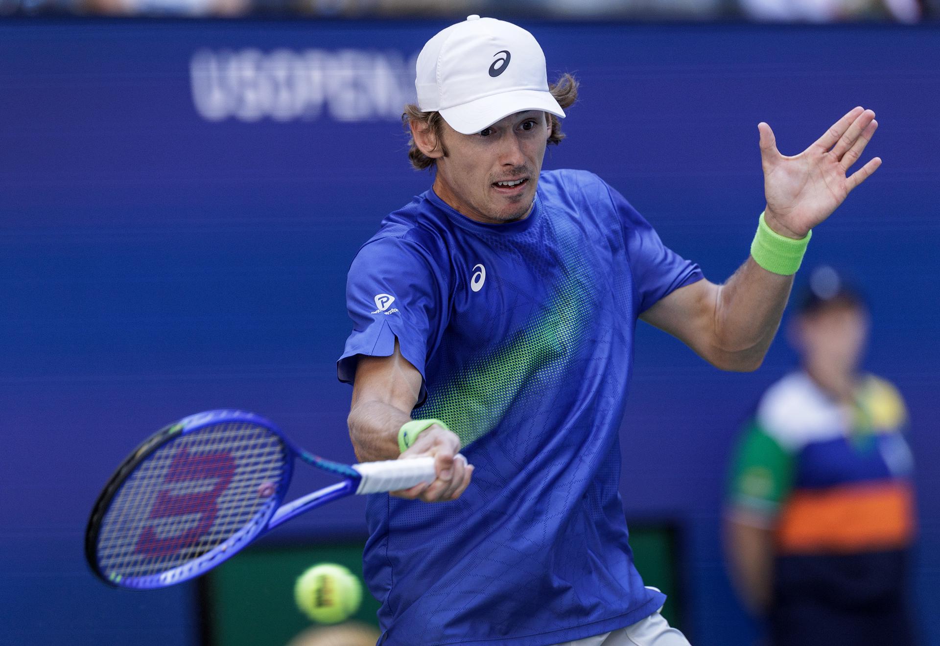 El australiano Alex de Miñaur en acción contra el canadiense Felix Auger Aliassime durante los cuartos de final del Campeonato de Tenis Abierto de EE.UU. en el Centro Nacional de Tenis USTA Billie Jean King en Flushing Meadows, Nueva York (EE.UU.). EFE/CRISTÓBAL HERRERA ULASHKEVICH
