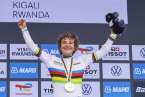 La ciclista española Paula Ostiz Tac después de ganar el oro en la carrera femenina junior en los Campeonatos Mundiales de Ciclismo en Ruta de la UCI en Kigali, Ruanda. EFE/EPA/KIM LUDBROOK