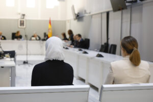Imagen de archivo (28/04/2025).- Las dos españolas casadas con yihadistas y repatriadas desde Siria en enero de 2023, Yolanda Martinez Cobos (d) y Luna Fernández Grande (i) durante el juicio en su contra en la Audiencia Nacional en Madrid. EFE/ Mariscal / POOL