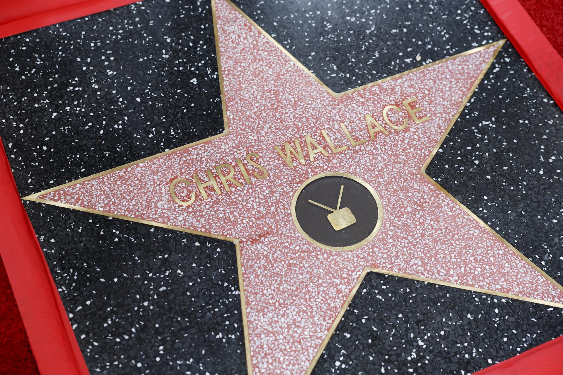 Fotografía de la estrella en el Paseo de la Fama del presentador estadounidense Chris Wallace este jueves, en Los Angeles (EE.UU.) EFE/EPA/CAROLINE BREHMAN
