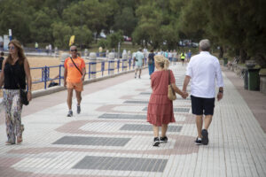 Imagen de archivo de varias personas paseando en El Sardinero (Santander).EFE/Javier Belver
