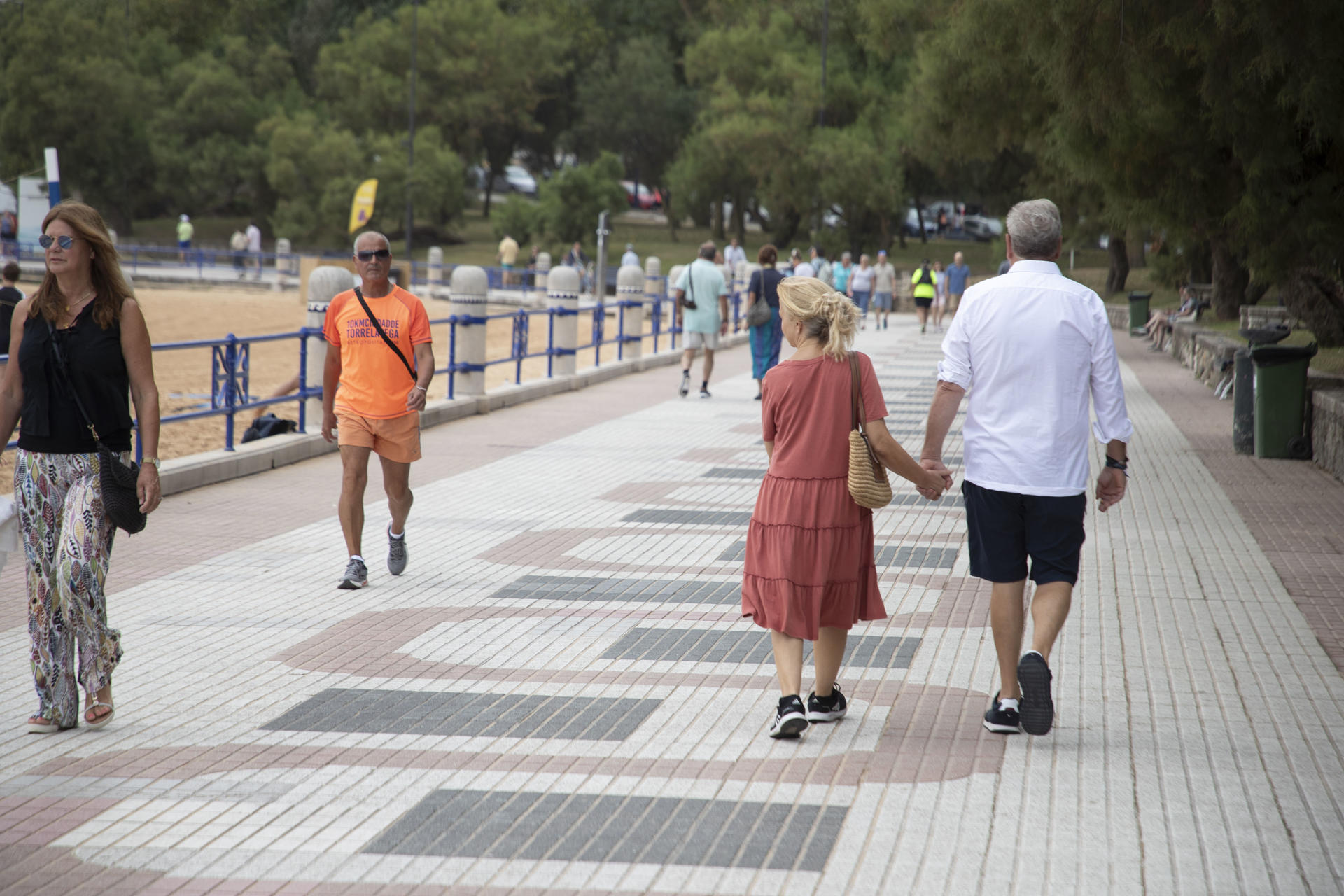 Imagen de archivo de varias personas paseando en El Sardinero (Santander).EFE/Javier Belver