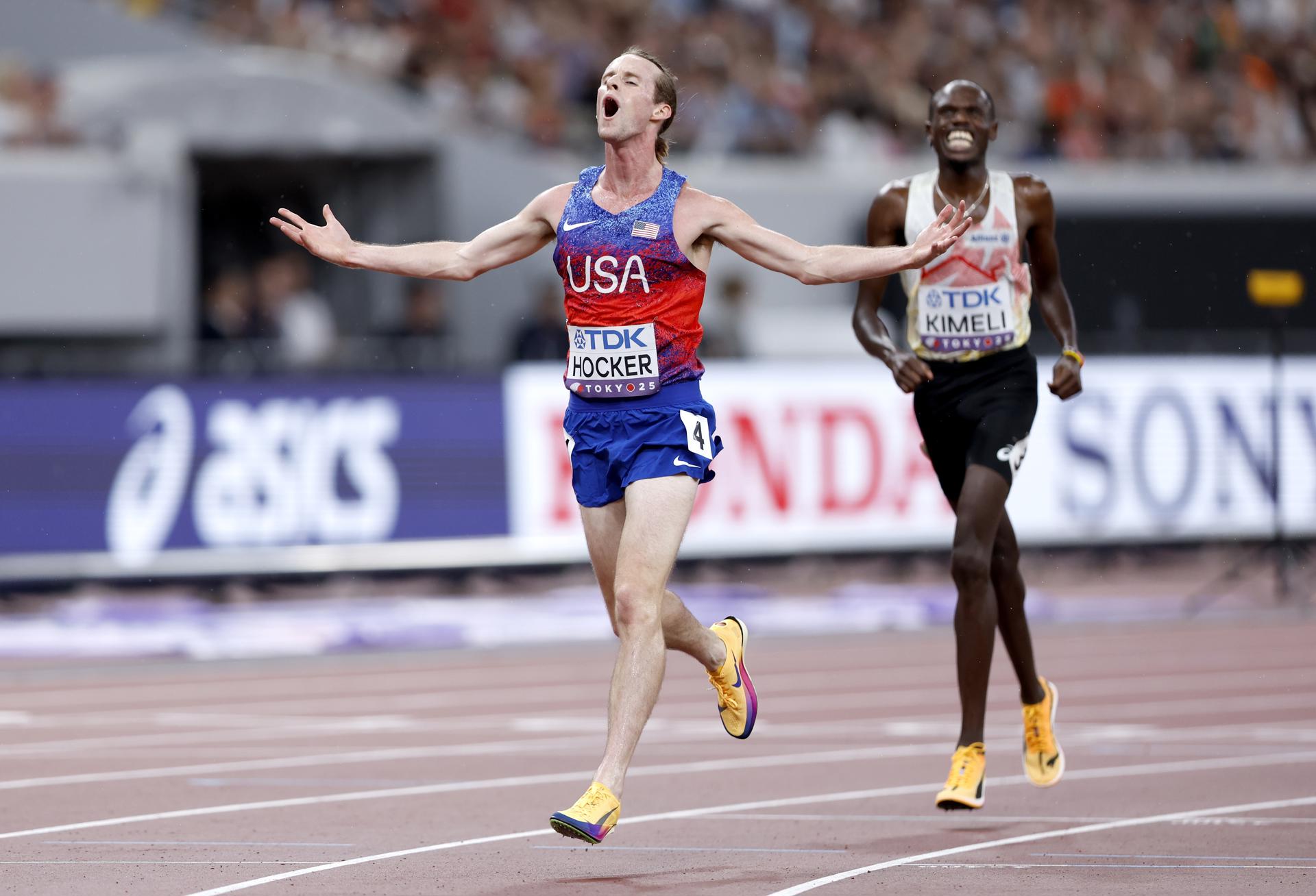 El atleta estadounidense Cole Hocker gana la final de 5000m masculino en el Campeonato Mundial de Atletismo 2025 en Tokio, Japón. EFE/EPA/KIYOSHI OTA
//////////
TOKYO (Japan), 21/09/2025.- Cole Hocker of the USA wins the Men's 5000m final at the World Athletics Championships 2025 in Tokyo, Japan, 21 September 2025. (Mundial de Atletismo, 5000 metros, Japón, Tokio) EFE/EPA/KIYOSHI OTA