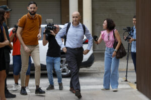 El presidente de la Confederación Hidrográfica del Júcar (CHJ), Miguel Polo, a su llegada este viernes a los juzgados de Catarroja, donde declarará como testigo ante la jueza que instruye la causa penal sobre la dana para responder a las preguntas de decenas de letrados sobre las horas más trágicas de las riadas del pasado 29 de octubre. EFE/Ana Escobar