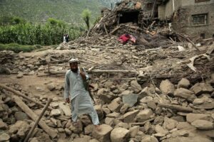 Un hombre camina sobre los escombros junto a una casa dañada después de un terremoto en Kunar, Afganistán. EFE/SAMIULLAH POPAL