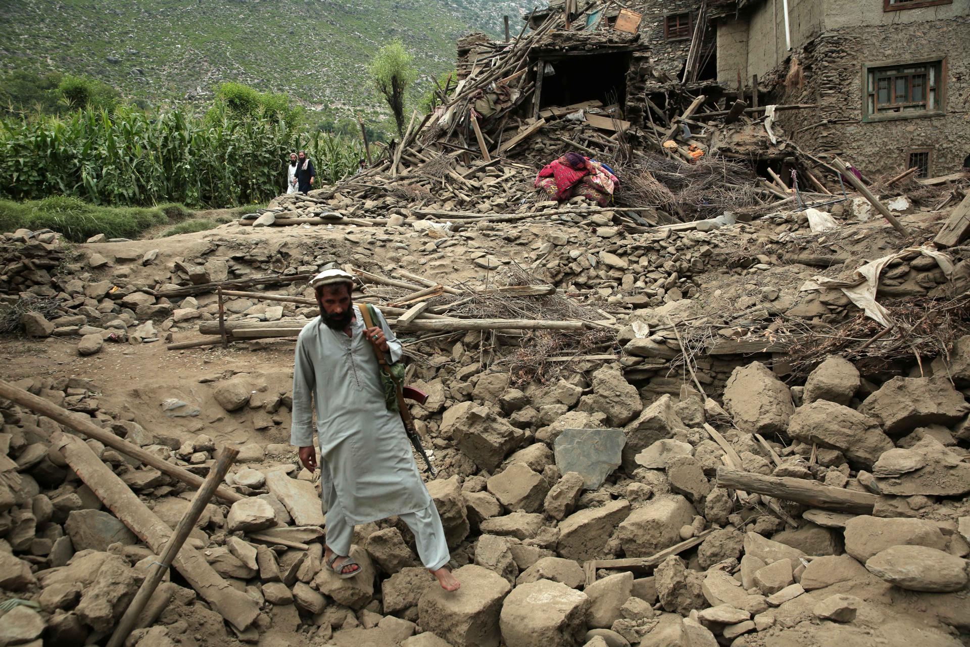 Un hombre camina sobre los escombros junto a una casa dañada después de un terremoto en Kunar, Afganistán. EFE/SAMIULLAH POPAL