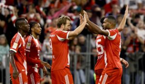 El jugador inglés Harry Kane, del Bayern Múnich, (3-I) celebra el 5-0 durante el partido de la Bundesliga que han jugado FC Bayern Munich y Hamburger SV en Múnich, Alemania. EFE/EPA/RONALD WITTEK