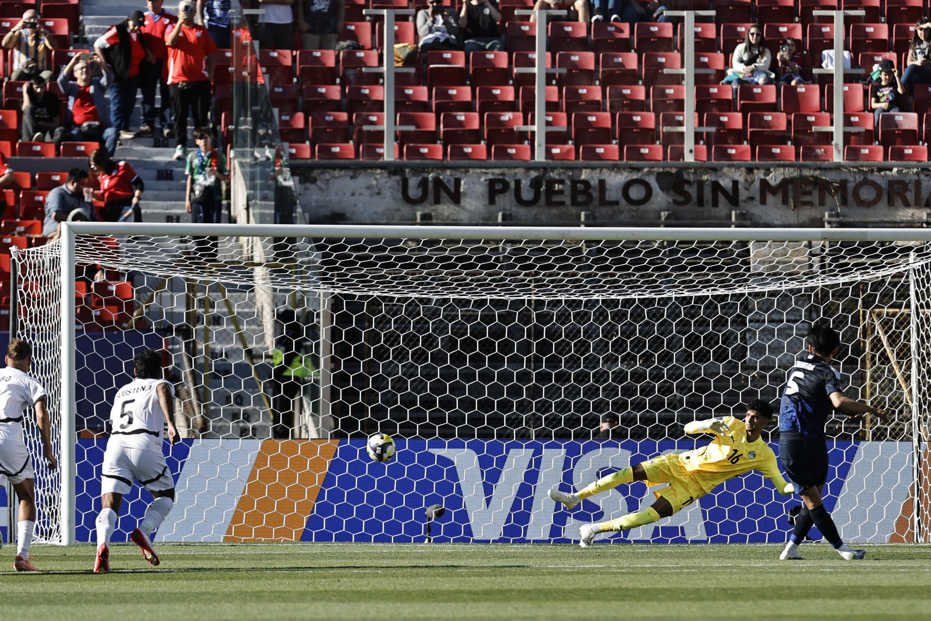 El japonés Rion Ichihara abrió de penalti el marcador del partido ante Egipto por el grupo A del Mundial Sub-20 en el estadio Nacional en Santiago (Chile). EFE/Osvaldo Villarroel

