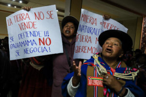Mujeres aimaras sostienen carteles durante una manifestación este lunes, en la alcaldía de Viacha (Bolivia). EFE/ Gabriel Márquez