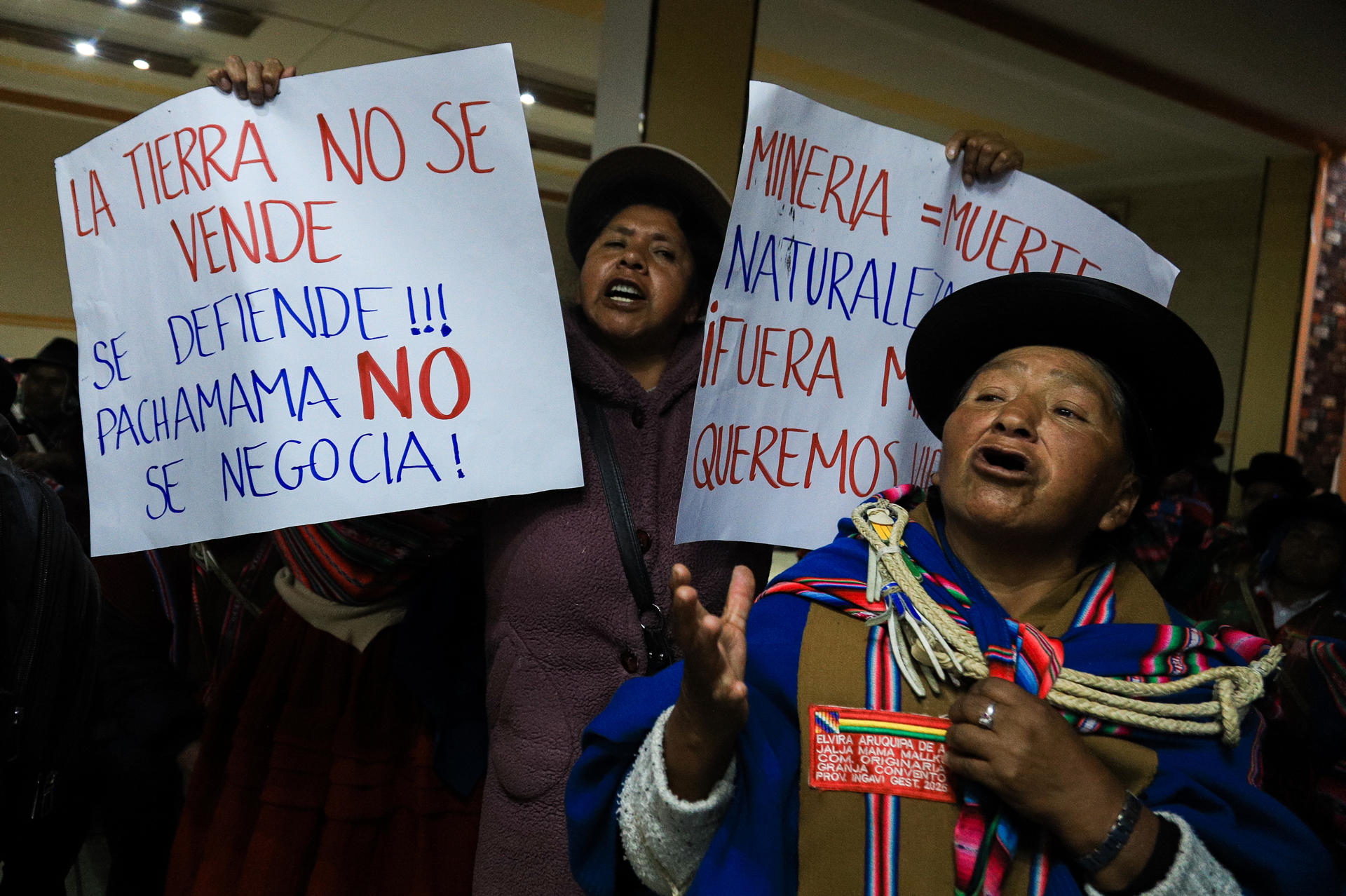 Mujeres aimaras sostienen carteles durante una manifestación este lunes, en la alcaldía de Viacha (Bolivia). EFE/ Gabriel Márquez