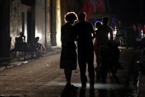 Personas hablan en una calle durante un apagón este miércoles, en La Habana (Cuba). EFE/ Ernesto Mastrascusa