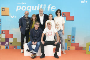 Los directores Juan Maidagan (d) y Pepón Montero (i) junto al actor Raúl Cimas (c) y el resto del reparto de la segunda temporada de 'Poquita fe' de Movistar Plus+, que se ha presentado en el Festival de televisión de Vitoria, FesTVal. EFE/ L. Rico
