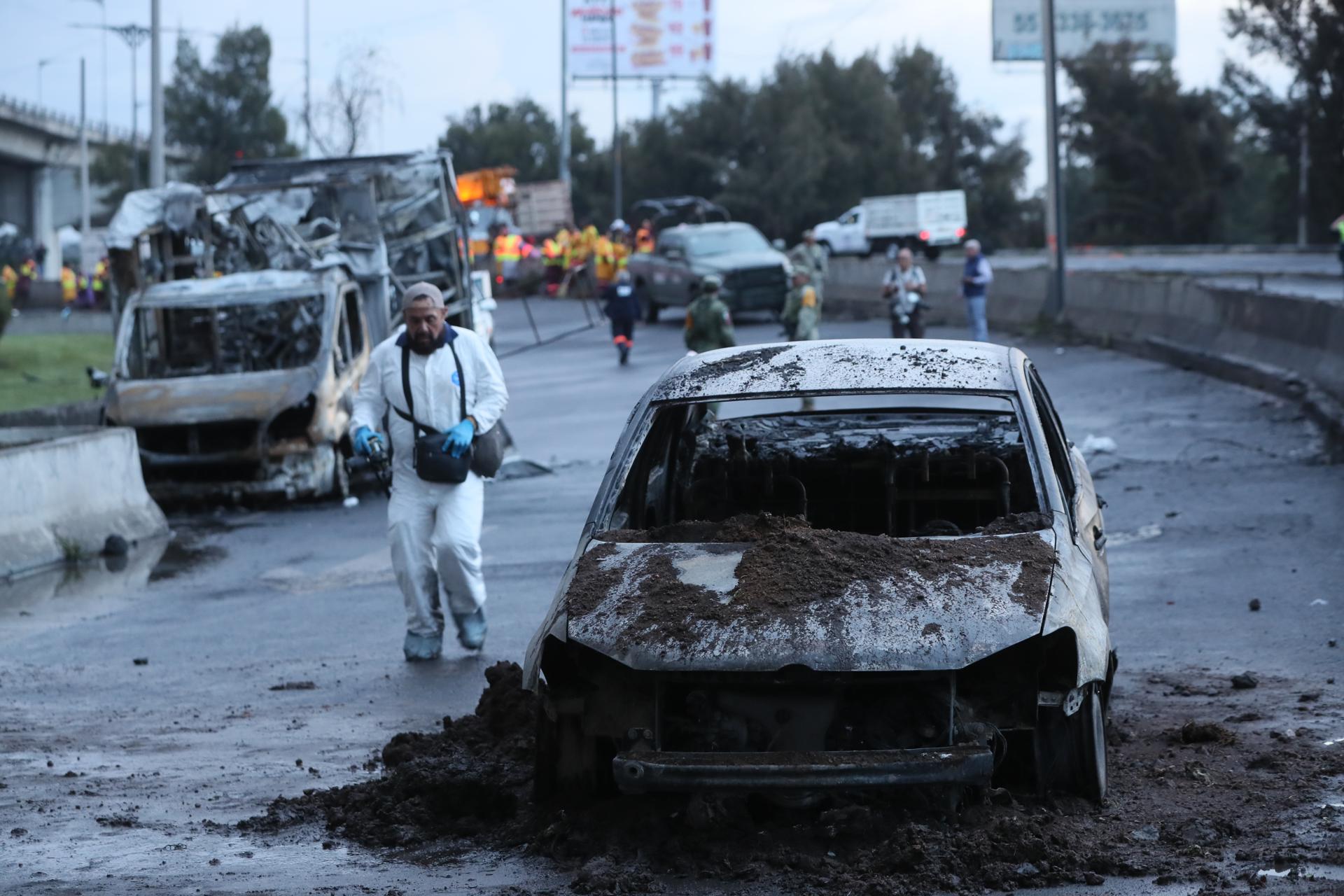 Fotografía que muestra un vehículo calcinado luego del accidente de un camión de gas este miércoles, en Ciudad de México (México). EFE/ Mario Guzmán