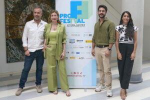 Presentación de 'Kraken. El libro Negro de las Horas' la adaptación cinematográfica del best seller de la escritora vitoriana Eva García Sáenz de Urturi (2i), protagonizada por Alejo Sauras (2d) junto a Manuel Sanabria (i), director y productor ejecutivo, y la productora ejecutiva Bárbara Vayá (d). EFE/ L. Rico