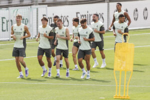 Los jugadores del Real Madrid durante el entrenamiento este viernes en la Ciudad Deportiva de Valdebebas, preparatorio de su partido de LaLiga contra la Real Sociedad.- EFE/ Sergio Pérez