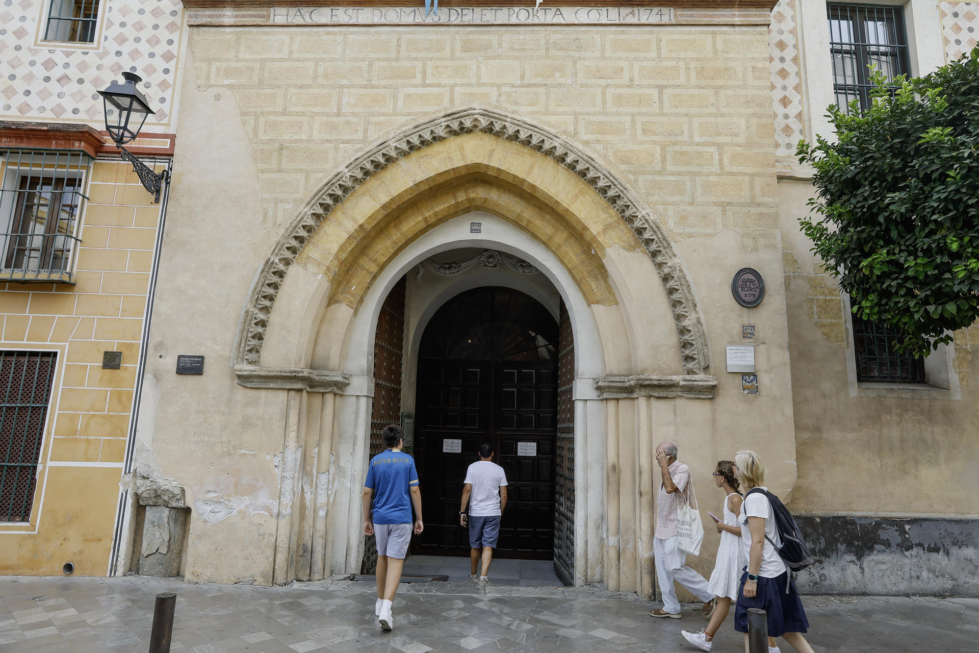 Imagen de archivo de turistas entrando en una iglesia. EFE/José Manuel Vidal
