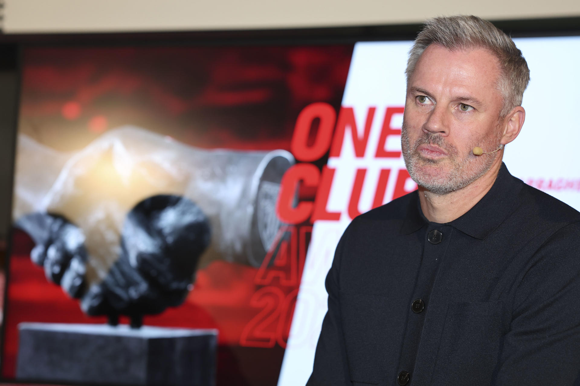 El exfutbolista inglés Jamie Carragher, leyenda del Liverpool FC posa en el campo del Athletic Club San Mamés, donde el club bilbaino le ha concedido el premio One Club Award 2025. EFE/Luis Tejido