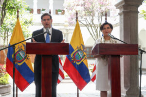 El secretario de Estado de Estados Unidos, Marco Rubio (i), junto a la canciller de Ecuador, Gabriela Sommerfeld, en una rueda de prensa este jueves, en el Palacio de Carondelet en Quito (Ecuador). EFE/ José Jácome