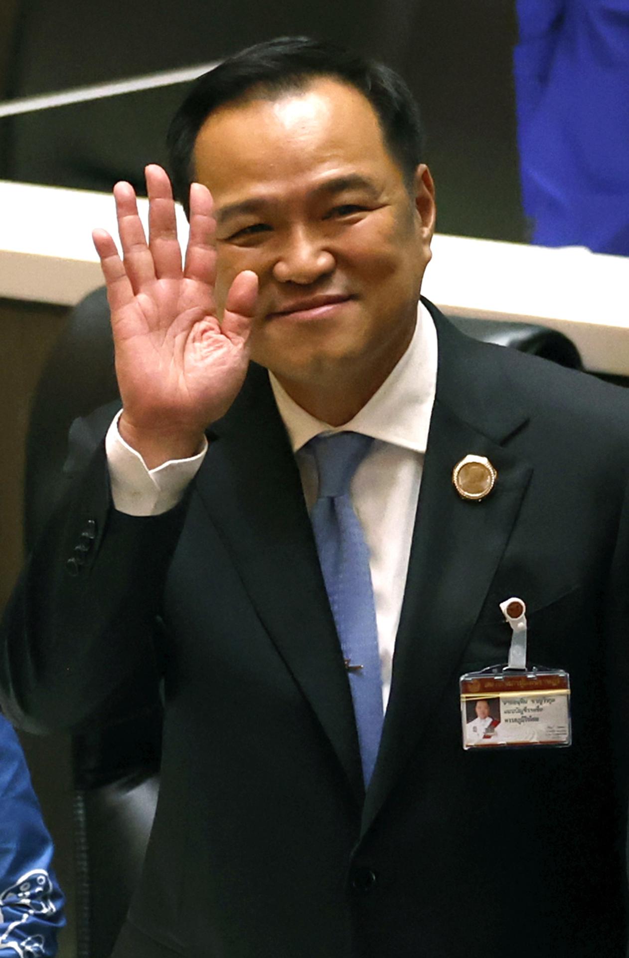 Bangkok (Tailandia), 05/09/2025.- El líder del Partido Bhumjaithai, Anutin Charnvirakul, saluda tras ser elegido primer ministro de Tailandia en una votación en el Parlamento. EFE/EPA/RUNGROJ YONGRIT
