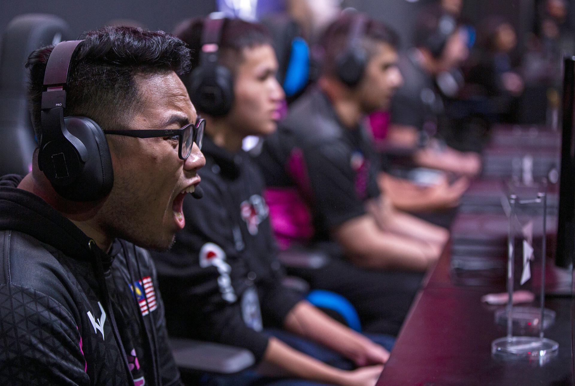 Fotografía de archivo de un jugador del equipo malasio de eSports 'Rampage Gaming' ' en Hong Kong (China). EFE/ALEX HOFFORD