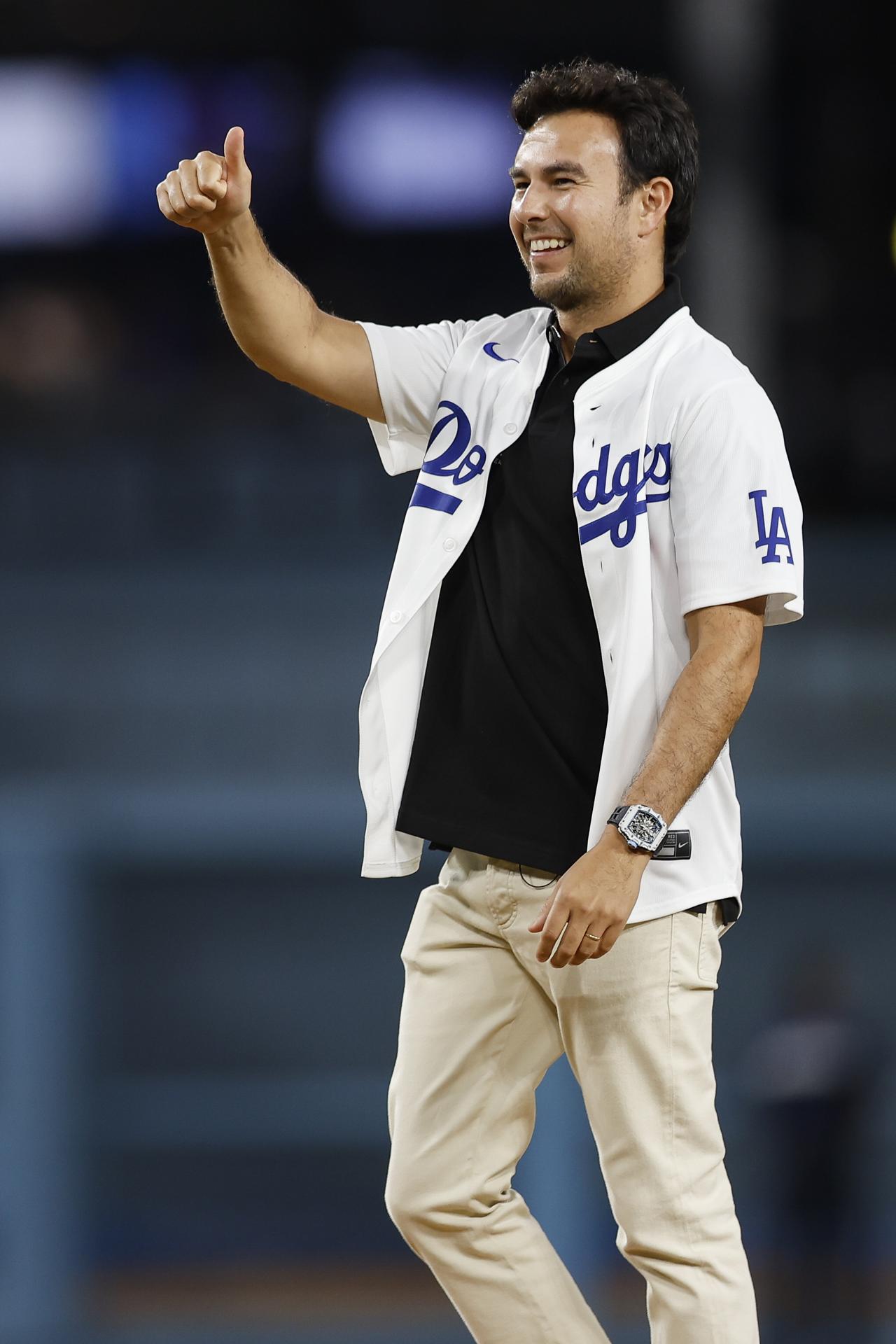 El piloto de automovilismo mexicano Sergio 'Checo' Pérez lanza la primera bola ceremonial en el partido de las Grandes Ligas de Béisbol (MLB) entre los Filadelfia Phillies y los Los Ángeles Dodgers en Los Ángeles, California (EE.UU.). EFE/CAROLINE BREHMAN
//////////
BEVERLY HILLS (USA), 18/09/2025.- Mexican motorsports racing driver Sergio Perez throws out the ceremonial first pitch for the Major League Baseball (MLB) game between the Philadelphia Phillies and the Los Angeles Dodgers in Los Angeles, California, USA, 17 September 2025. (Filadelfia) EFE/EPA/CAROLINE BREHMAN

