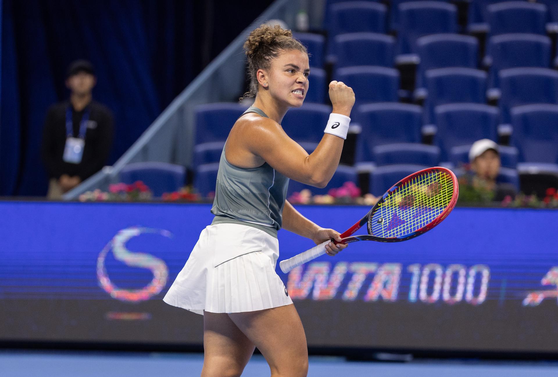 La tenista italiana Jasmine Paolini celebra un punto en su partido de octavos ante la checa Marie Bouzkova en el Abierto de Pekín, China. EFE/EPA/JESSICA LEE