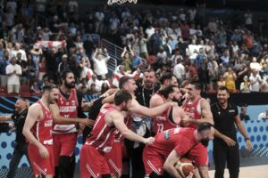 Los jugadores georgianos celebran la victoria sobre Francia, en los octavos de final del EuroBasket 2025. EFE/EPA/TOMS KALNINS