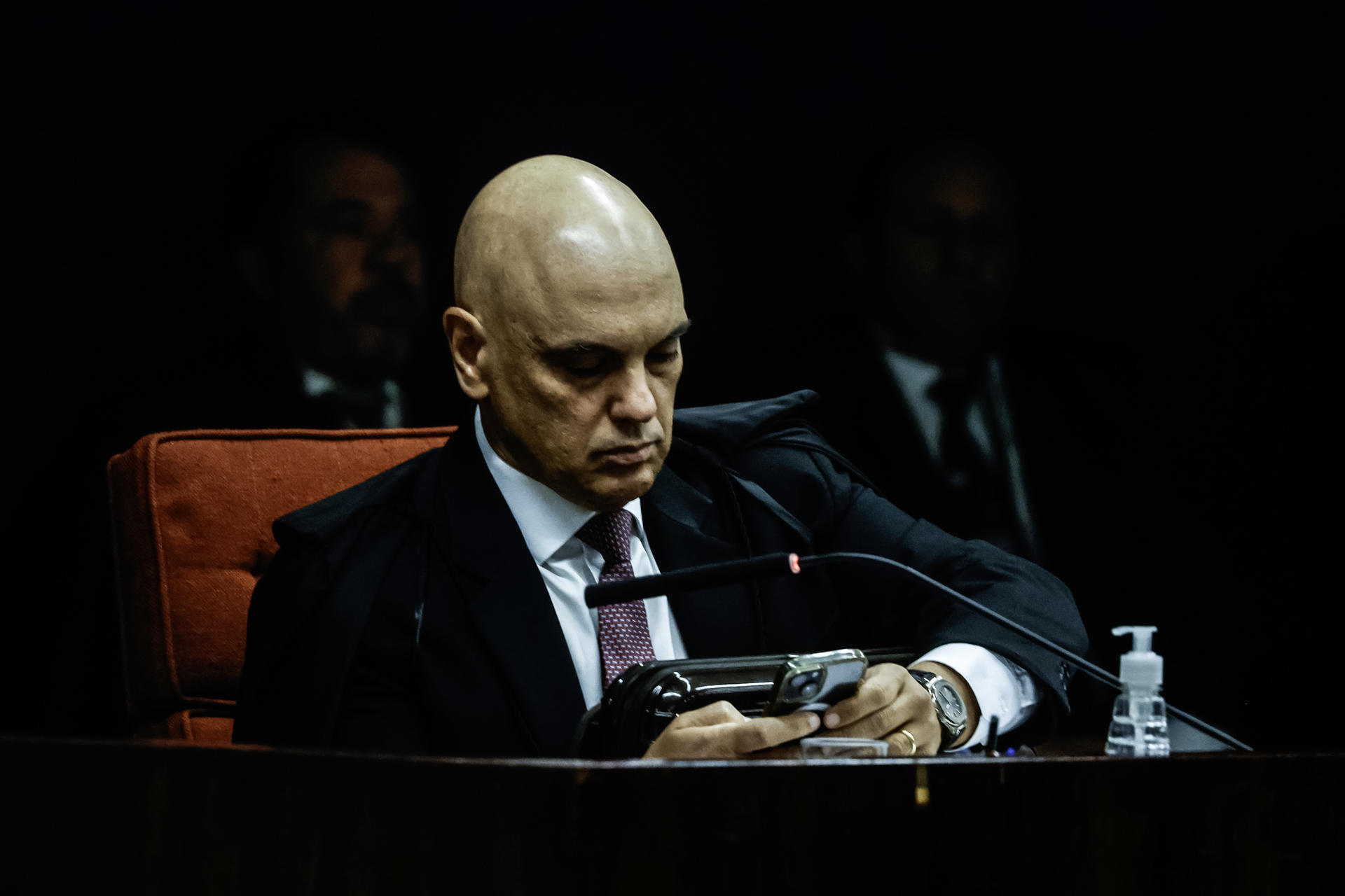 El magistrado de la Suprema Corte de Brasil, Alexandre de Moraes, participa durante el juicio por el intento de golpe de Estado del expresidente de Brasil Jair Bolsonaro y otros siete acusados este jueves, en el Supremo Tribunal Federal en Brasilia (Brasil). EFE/ Antonio Lacerda