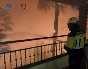 Un incendio urbano declarado en la madrugada de este jueves en Benalmádena (Málaga) ha obligado al desalojo preventivo de varias viviendas y la línea de cercanías entre Málaga y Fuengirola permanece cortada en el tramo entre este municipio y Fuengirola. EFE/Diputación Provincial / SOLO USO EDITORIAL/SOLO DISPONIBLE PARA ILUSTRAR LA NOTICIA QUE ACOMPAÑA (CRÉDITO OBLIGATORIO)