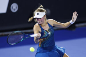 La polaca Magdalena Frech devuelve una bola ante la italiana Lucrezia Stefanini este jueves, durante un partido del torneo Guadalajara Open WTA 500 en el Centro Panamericano de Tenis, en Guadalajara (México). EFE/ Francisco Guasco
