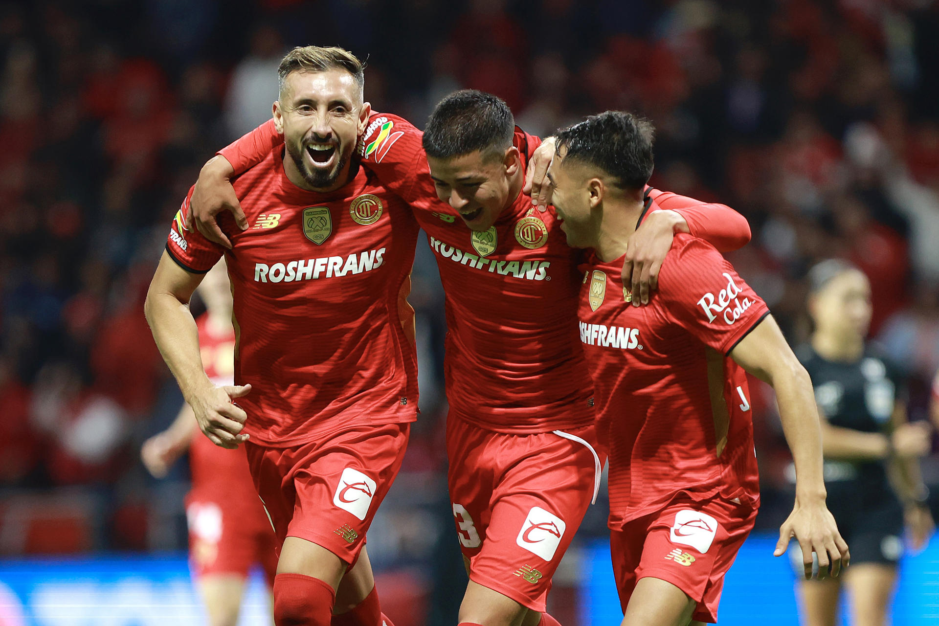 Jugadores del Toluca celebran un gol durante un partido del Torneo Apertura 2025 de la Liga MX ante el Puebla en el Estadio Nemesio Díez. EFE/ Felipe Gutiérrez
