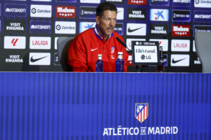 El entrenador del Atlético de Madrid Diego Simeone, durante la rueda de prensa antes del entrenamiento del equipo previo al derbi de mañana frente al Real Madrid, este viernes en el estadio Metropolitano en Madrid.-EFE/ Juanjo Martín