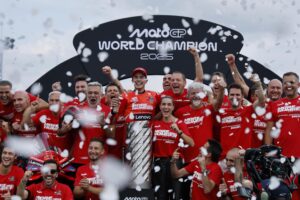 El piloto español Marc Márquez, junto a su equipo MotoGP Ducati Lenovo, celebra su título de campeón del mundo 2025 tras la carrera del Gran Premio de Motociclismo de Japón en Motegi. EFE/FRANCK ROBICHON