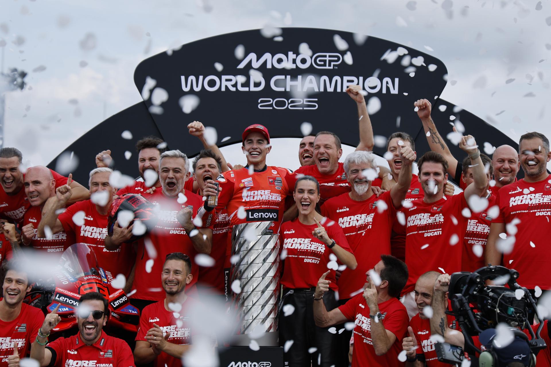 El piloto español Marc Márquez, junto a su equipo MotoGP Ducati Lenovo, celebra su título de campeón del mundo 2025 tras la carrera del Gran Premio de Motociclismo de Japón en Motegi. EFE/FRANCK ROBICHON