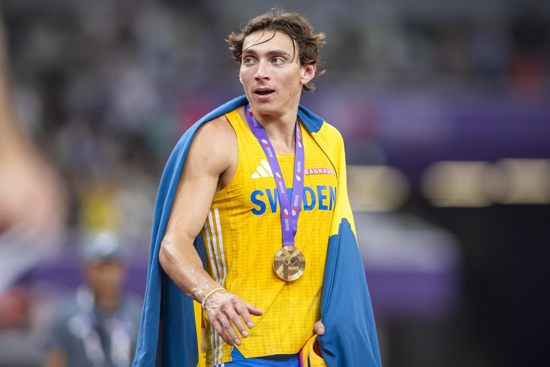 El pertiguista sueco Armand Duplantis, ganador de la medalla de oro con récord del mundo (6,30 metros) en Tokio. EFE/EPA/MICHAEL BUHOLZER