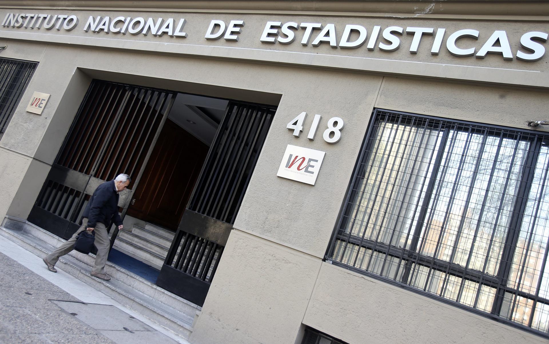 Fotografía de archivo de un hombre al ingresar a la sede principal del Instituto Nacional de Estadísticas (INE) de Chile, en la capital chilena. EFE/Felipe Trueba