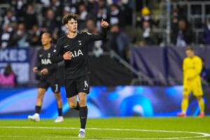 El jugador del Tottenham Archie Gray celebra el 2-2 durante el partido de la UEFA Champions League que han jugado Bodo/Glimt y Tottenham Hotspur, en Bodo, Noruega) EFE/EPA/Lise Aserud