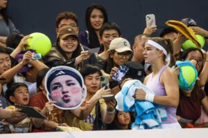 La checa Karolina Muchovatras ganar a Paula Bados, por retirada de la española, en Pekín, China. EFE/EPA/WU HAO