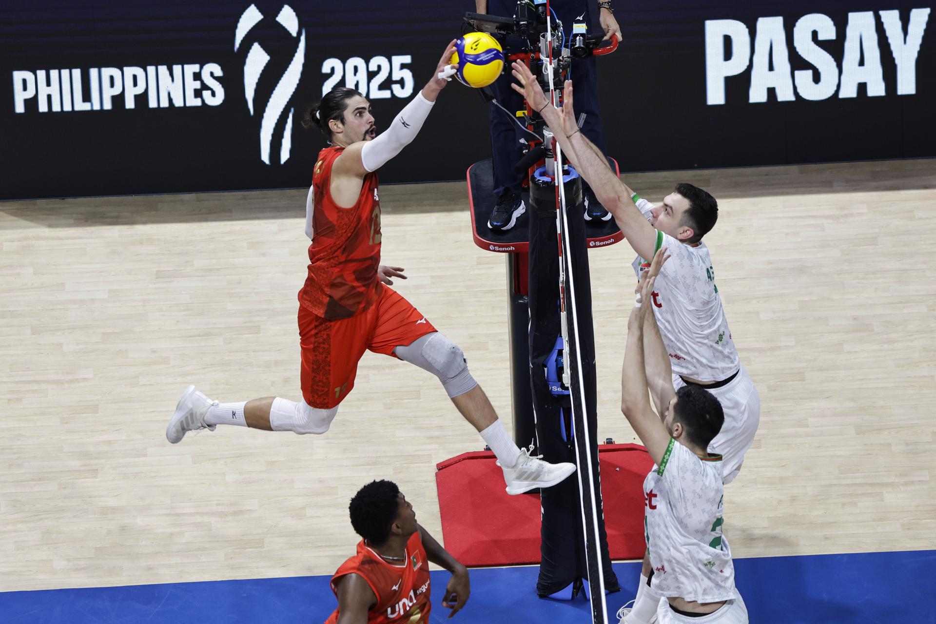 El portugués Lourenco Martins (i), durante el partido de octavos de final disputado este lunes contra Bulgaria, correspondiente al Mundial de voleibol que se juega en Filipinas. EFE/ ROLEX DELA PENA