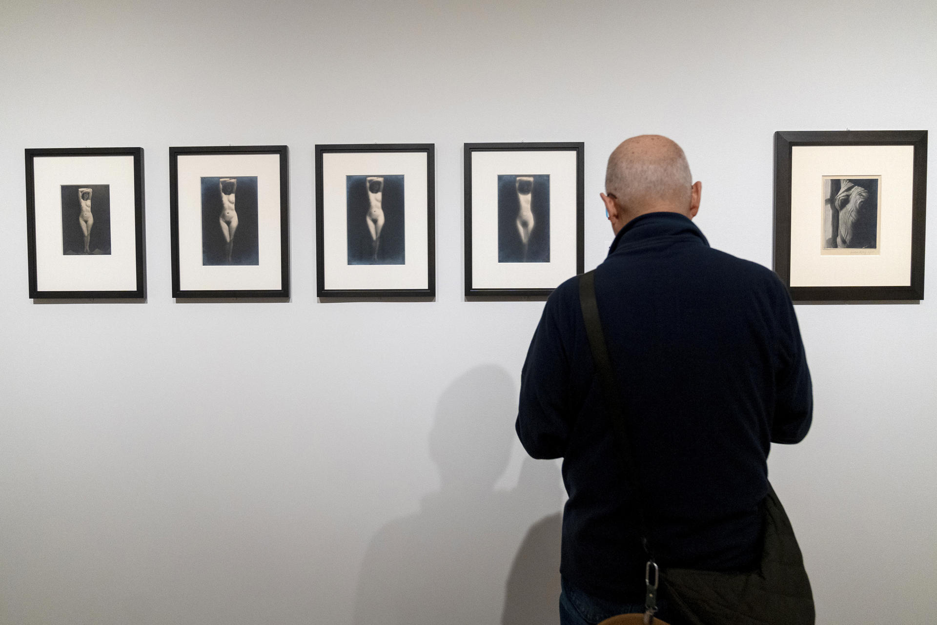 Una persona observa algunas obras en la exposición "Cuando los objetos sueñan" del artista estadounidense Man Ray este lunes, en el Museo Metropolitano de Arte de Nueva York (MET), en Nueva York (Estados Unidos). EFE/ Ángel Colmenares