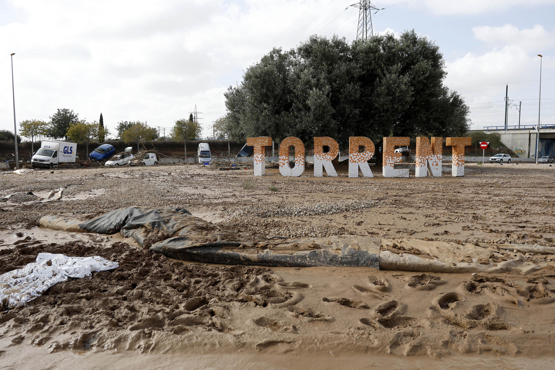 Calle embarrada en la localidad valenciana de Torrent tras la dana. EFE/Miguel Ángel Polo