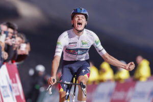El ciclista italiano Giulio Pellizzari, del equipo Red Bull-BORA-hansgrohe, se proclama vencedor de la etapa 17 de la Vuelta Ciclista a España disputada este miércoles entre O Barco de Valdeorras (Ourense) y Alto de El Morredero (EL Bierzo-León), de 143,2km de recorrido. EFE/ Javier Lizón