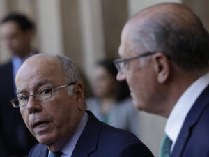 El ministro de Relaciones Exteriores de Brasil, Mauro Vieira (i) y el vicepresidente de Brasil y Ministro de Desarrollo, Industria, Comercio y Servicios, Geraldo Alckmin, este 16 de septiembre de 2025, en el Palacio de Itamaraty en Río de Janeiro (Brasil). EFE/ André Coelho