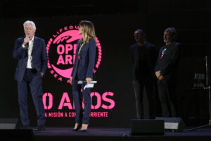 El actor estadounidense Richard Gere y su pareja Alejandra Gere durante el evento ´10 años de Open Arms´ que se celebra hoy lunes en la Llotja de Mar, en Barcelona. EFE / Enric Fontcuberta.