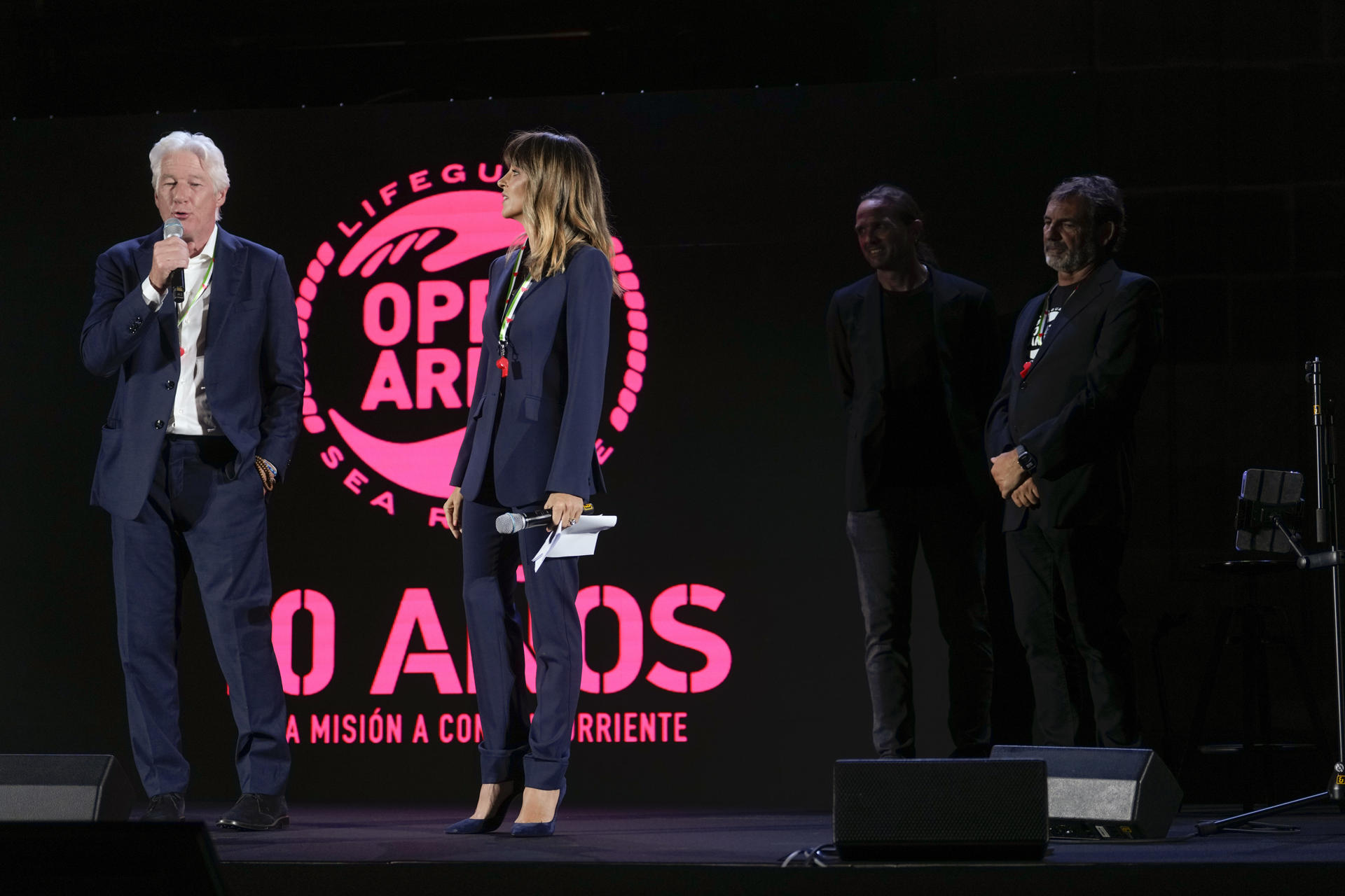 El actor estadounidense Richard Gere y su pareja Alejandra Gere durante el evento ´10 años de Open Arms´ que se celebra hoy lunes en la Llotja de Mar, en Barcelona. EFE / Enric Fontcuberta.