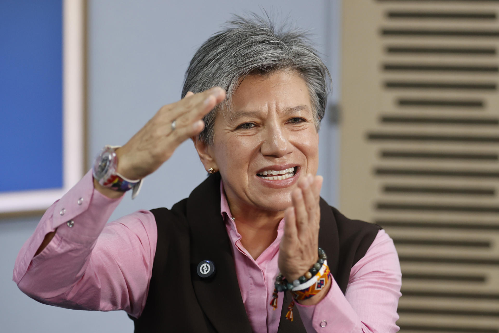 La candidata a la presidencia de Colombia Claudia López habla durante una entrevista con EFE, en Bogotá (Colombia). EFE/ Mauricio Dueñas Castañeda
